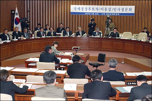 이용섭 국세청장 후보는 국세청 세무비리의혹과 관련 "취임하면 정확히 조사하겠다" 고 말했다. 